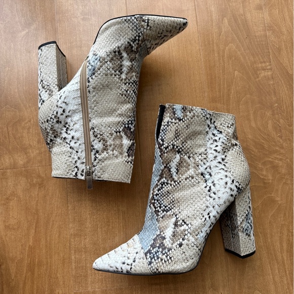 Qupid Snakeskin Heeled Pointed Toe Ankle Booties, Size 10 - Picture 2 of 14